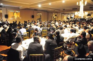 Hundreds of guests in a packed S. Paulo hall listen to Rabbi Abraham Shemtov, chairman of the international umbrella organization Agudas Chasidei Chabad.