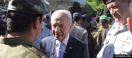 Israeli President Shimon Peres speaks with one of this year’s 120 best soldiers. (Photo: IDF Spokesperson’s Office)