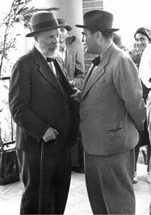 Avraham Menachem Mendel Usishkin (&#224; esquerda)