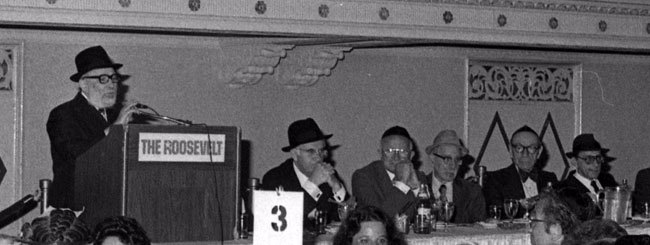 Rabbi Yosef Wineberg, who passed away Wednesday at the age of 94, speaks at a Lubavitch yeshiva dinner. (Photo: Yossi Melamed/Lubavitch Archives)