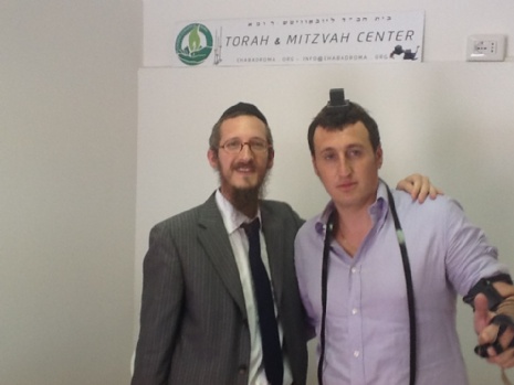 Rav Shalom Hazan aiuta un ebreo ad indossare i tefillìn