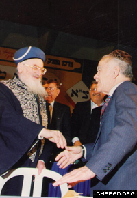 Yitzhak Shamir and then-Israeli Chief Rabbi Mordechai Eliyahu celebrate together at the annual Bar and Bat Mitzvah ceremony for 1,000 immigrants coordinated by the Colel Chabad social service organization. (Photo: Lubavitch Archives)