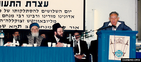 Former Israeli Prime Minister Yitzhak Shamir speaks at a Chabad-Lubavitch of Tel Aviv event marking 30 days since the passing of the Rebbe, Rabbi Menachem M. Schneerson, of righteous memory. (Photo: Lubavitch Archives)