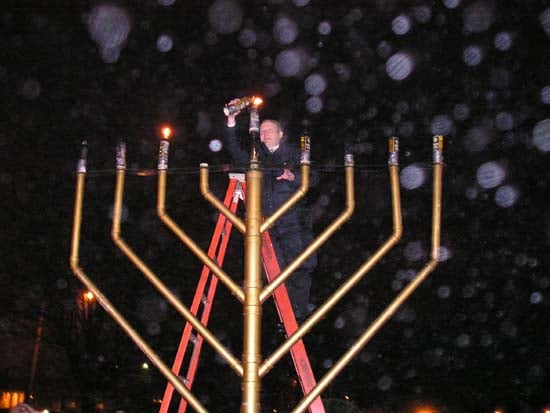 Woodmere, New York - Publicizing the Chanukah Miracle