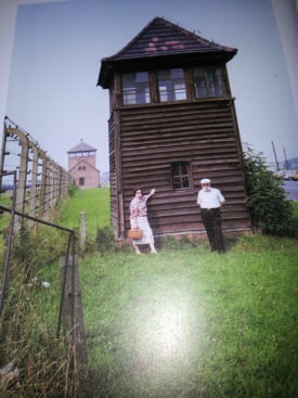 אני ובעלי ליד מגדל התצפית של אושוויץ-בירקנאו