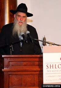 Rabbi Moshe Kotlarsky, vice chairman of Merkos L&#39;Inyonei Chinuch, speaks from the podium at The Shul of Bal Harbour. (Photo: Bentzi Sasson)