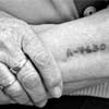 Homenagear uma Vítima do Holocausto Tatuando Seu Número?