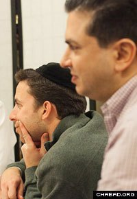 Attendees listen to a class on Chabad Chassidism at the Mayan Yisroel synagogue. (Photo: Alex Gorokhov)