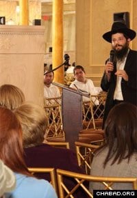 Rabbi Yosef Vigler delivers a lecture at the Mayan Yisroel synagogue in Brooklyn. (Photo: Alex Gorokhov)