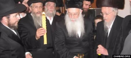 The Havdalah ceremony at Heichal Admor Hazaken marked the conclusion of the Sabbath and the onset of the 200th anniversary of the passing of Rabbi Schneur Zalman of Liadi.