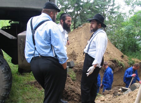 הרבנים קלמנוביץ ופיינגולד במתחם החפירה.