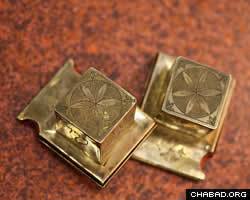 Solid gold tefillin boxes made in 18th-century Germany (Photo: Victor Moriyama/Folhapress)