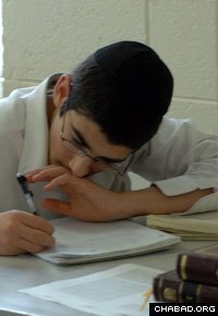 Student in Detroit works on a scholarly article. (Photo: Lubavitch Archives)