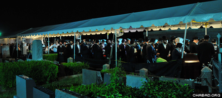 Tens of thousands of people have been arriving from the United States and other countries to visit the Rebbe’s resting place, known as “the Ohel,” at the Old Montefiore Cemetery in Queens, N.Y.