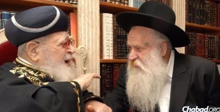 Le Rav Ovadia Yossef, &#224; gauche, avec le Rav Mordekhai Ashkenazi (Photo: Meir Dahan)