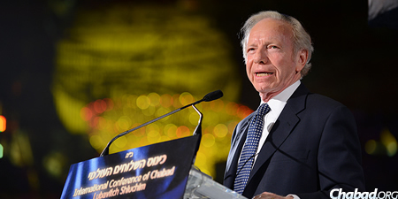 Keynote speaker Sen. Joseph Lieberman charges the crowd at Chabad conference gala dinner. (Photo: Baruch Ezagui).