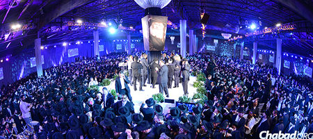 Rabbis and lay leaders from around the world will gather for an evening of camaraderie and inspiration at the gala banquet of the International Conference of Chabad Lubavitch Emissaries. Above, a view from last year's banquet. (Photo: Baruch Ezagui)