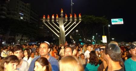 Rio de Janeiro, Brazil - Publicizing the Chanukah Miracle