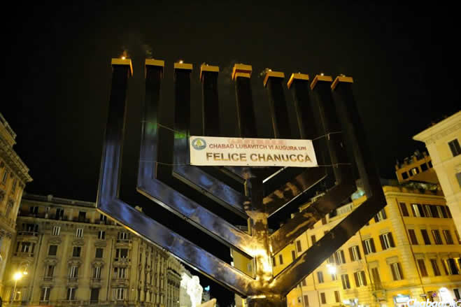 The Piazza Barberini menorah designed by Galia Raccah and engineer Daniel Raccah is an architectural marvel weighing 6,878 pounds and standing at 22.5 feet. (Photos: Francesca Di Majo, public relations office of Rome)