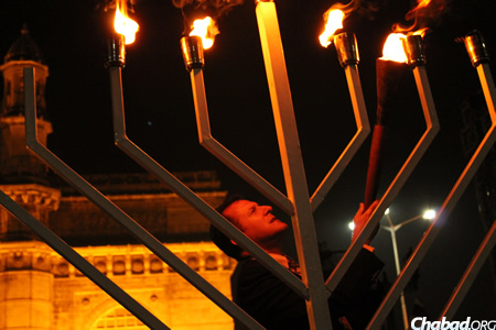 Jonathan Miller—Israel’s Consul General in Mumbai, India—ignited six lights on the large Chanukah menorah standing at the foot of the city’s iconic Gateway of India.