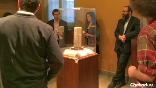 Dr. Jack Green, Ph.D., center left, chief curator of the Oriental Institute, brought Judaism’s ancient roots to life using articles from the museum’s public displays and private archives for Rabbi Rabbi Yossi Brackman, center right, and students from the University of Chicago. (Photo: Ari Hakkarainen)