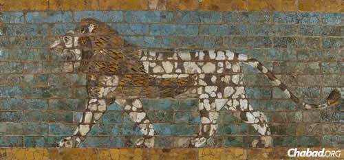 The students viewed a lion on glazed tile from the processional way leading to the northern gate of Babylonia, whose leader, Nebuchadnezzar II, razed the First Temple in Jerusalem. (Photo: Oriental Institute of the University of Chicago/Anna Ressman)
