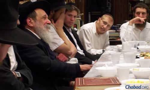 Rabbi Zalman I. Posner, left, teaching students in New York. (File photo)