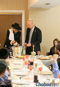 That same day before a group photo, Florida Gov. Rick Scott participated in a mock Passover seder at the Chabad House. (Photo: Meredyth Hope Hall)