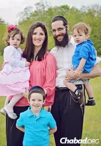 Rav Arieh et Dvorah Lea Raichman et trois de leurs quatre enfants
