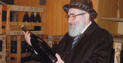 El Rabino Levy revisa unas botellas de vino Kosher