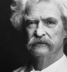 Un retrato del escritor estadounidense Mark Twain tomada por el AF Bradley en Nueva York, 1907 (Fuente: Wikipedia)