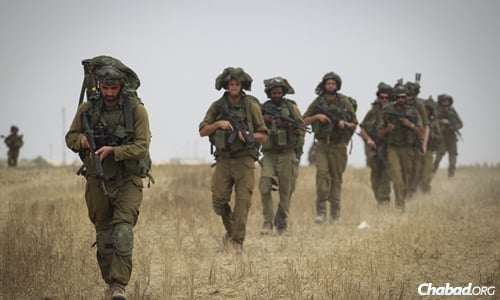 IDF soldiers conduct training in a field near the border with Gaza in southern Israel. (Photo: Hadas Parush/Flash90)