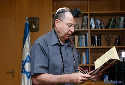 Afterwards, he wrapped tefillin and recited a prayer. (Photo: Shalom Lavi)