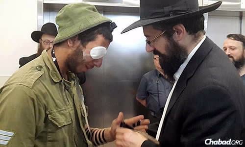 The group also visited wounded soldiers at Soroka Hospital in Beersheva, where Kaplan wrapped tefillin with an injured member of the Israel Defense Forces.