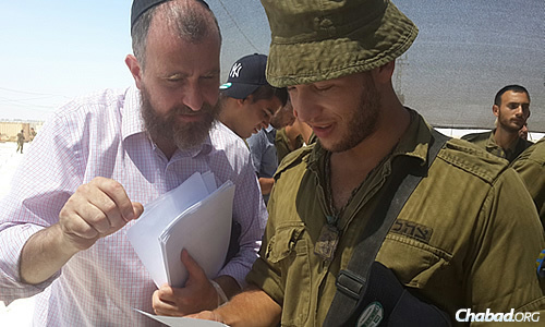 Rabbi Yossi Swerdlov of Chabad Terror Victims Project shares a letter with an IDF soldier. (Photo: CTVP)