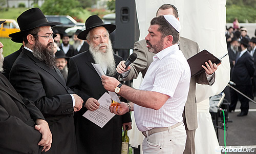 Zylberbord, a longtime supporter of Chabad, recites a blessing at the wedding. At the far left is Vishedski, chief rabbi and co-director of Chabad-Lubavitch of Donetsk; next to him is his father-in-law, Rabbi Eli Zilbershtrom.