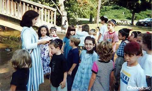 An older photo of one of Atlanta Chabad's children's programs.