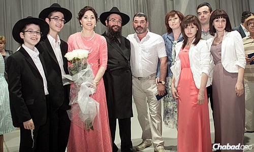 Garik Zylberbord, who was killed last Shabbat in Donetsk, Ukraine, is standing in the center with the family of Rabbi Pinchas and Dina Vishedski at their daughter&#39;s wedding in Donetsk.