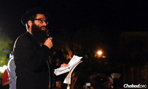 Rabbi Chaim Lipskier, co-director of Chabad at the University of Central Florida, led prayers and spoke at a candle-light vigil in memory of slain journalist Steven Sotloff. (Photo: Nick Russett/ KnightNews.com)
