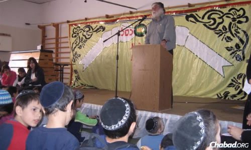 Steiglitz speaking to children about the importance of keeping shemittah. (Photo: Yaakov Nahumi/Behadrey Haredim)
