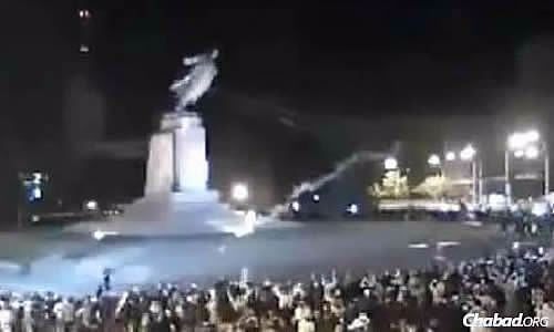 A statue of Vladimir Lenin in Kharkov&#39;s Freedom Square was pulled down on Sunday by a cheering crowd of 8,000 Ukrainian nationaliists.
