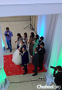 The wedding party under the chupah. Rabbi Kaminezki personally officiates at all community weddings.