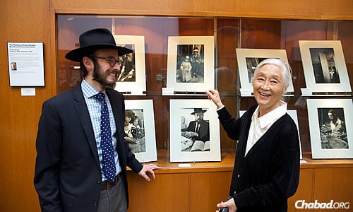 Rabbi Motti Seligson shares a few memories with Chie Nishio. (Photo: Gregg Richards)