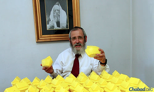 Rabbi David Masinter, director of the Chabad House of Johannesburg and the affiliated Miracle Drive organization, started a charitable campaign—the “ark campaign”—where people collect coins in a bright-yellow tzedakah box, and then give the money to people and groups in need.