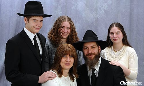 The Shudnow family: Marc, his wife Chava (Iva), and children, from left, Noach Dov (Nick), Doronah (Dara) and Channah Leah (Ana)