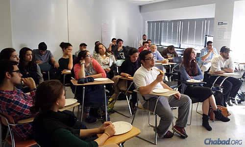 Students participate in a “lunch-and-learn,” complete with kosher pizza, at CCNY.