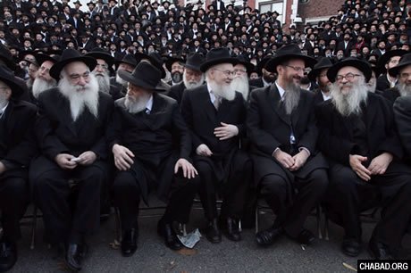 Des émissaires du Rabbi de Loubavitch rient alors qu'ils attendent une photo de groupe devant le quartier général mondial du mouvement 'Habad-Loubavitch.