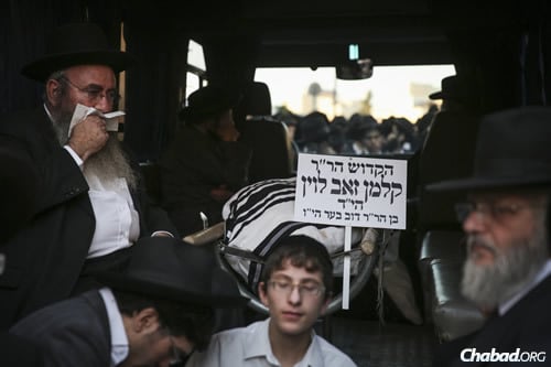 Mourners at the funeral of Rabbi Kalman Ze&#39;ev Levine at Har Menuchot in Jerusalem.