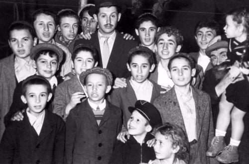 קבוצת ילדים יהודיים בסמרקנדבסוף שנות היודי"ם - שנות החמישים.