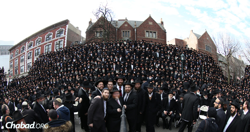 With the help of local photographer Chaim Perl, and using Twitter and WhatsApp to coordinate, they gathered before the main shot to take a massive group selfie.